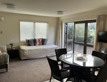 Retreat on Rita -Cozy 1-Bedroom Mount Maunganui, Outdoor Patio, king-Size Bed – Steps from Beach & Vibrant Strip 3
