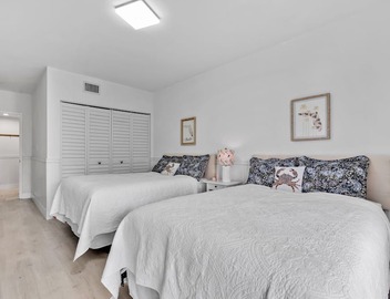 Fantastic 3 bed/2bath in Key Colony Condo with beach, pool and tennis 4