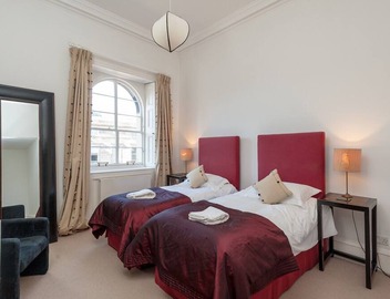 Fantastic corner 2 bedroom property with astounding views of the famous historic Royal Mile. 3