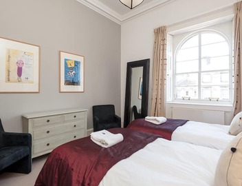 Fantastic corner 2 bedroom property with astounding views of the famous historic Royal Mile. 4