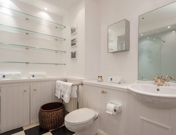 Fantastic corner 2 bedroom property with astounding views of the famous historic Royal Mile. 5