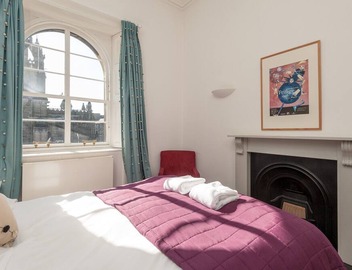 Fantastic corner 2 bedroom property with astounding views of the famous historic Royal Mile. 4