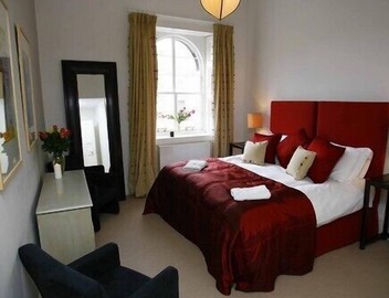 Fantastic corner 2 bedroom property with astounding views of the famous historic Royal Mile. 2