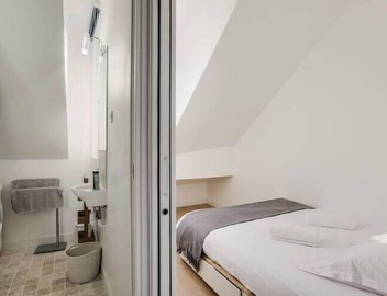 GuestReady - maya blue near cathédrale Notre-Dame 3