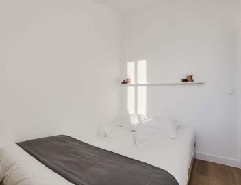 GuestReady - maya blue near cathédrale Notre-Dame 2