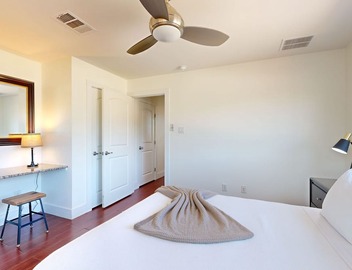 Modern, Dog-Friendly Flat with WiFi & Garage Parking - Unbeatable Location 5
