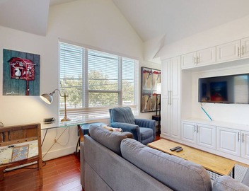 Modern, Dog-Friendly Flat with WiFi & Garage Parking - Unbeatable Location 2
