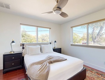 Modern, Dog-Friendly Flat with WiFi & Garage Parking - Unbeatable Location 4
