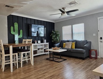 13th Pl Left · Charming Apt |Downtown|Phoenix|Historic|Patio 4