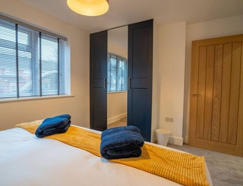 Applewood Ground Floor Apartment is a 2 bedroom with parking in Three Bridges 3