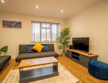 Skyway First Floor Apartment is a 2 bedroom apartment with parking in Three Bridges 5