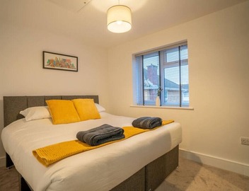 Skyway First Floor Apartment is a 2 bedroom apartment with parking in Three Bridges 2
