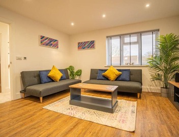 Skyway First Floor Apartment is a 2 bedroom apartment with parking in Three Bridges 3