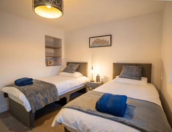 Skyway First Floor Apartment is a 2 bedroom apartment with parking in Three Bridges 4