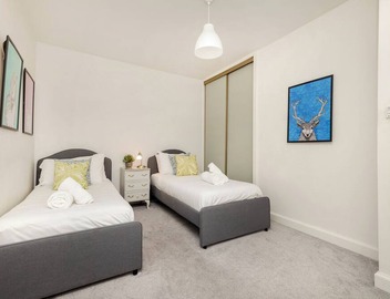 Spacious two-bedroom mews cottage located in the beautiful Dean Village area of Edinburgh. Sleeps 4. 3