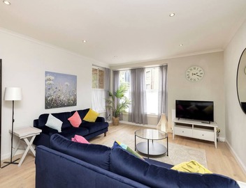 Spacious two-bedroom mews cottage located in the beautiful Dean Village area of Edinburgh. Sleeps 4. 5