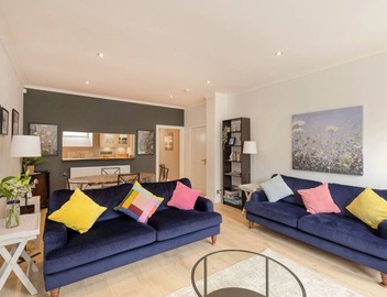 Spacious two-bedroom mews cottage located in the beautiful Dean Village area of Edinburgh. Sleeps 4. 3