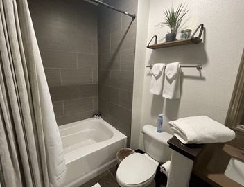 Luxury Top Floor Condo 5 min from Magic Mountain in a resort style gated complex 2