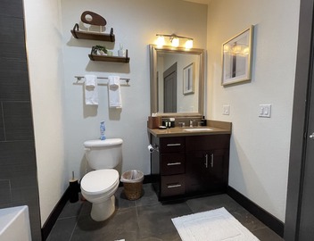 Luxury Top Floor Condo 5 min from Magic Mountain in a resort style gated complex 4