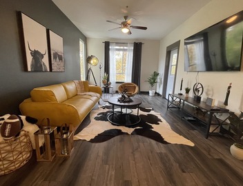 Luxury Top Floor Condo 5 min from Magic Mountain in a resort style gated complex 5