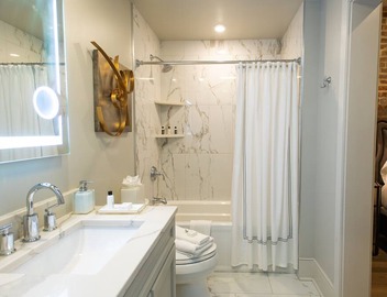 Chic New Orleans CBD Escape: Historic Charm + Modern Comfort Near Nightlife 5