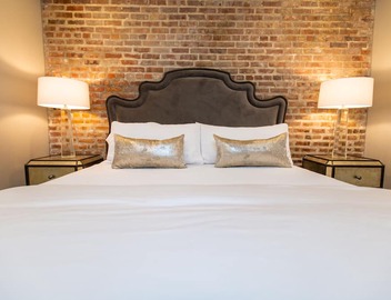 Chic New Orleans CBD Escape: Historic Charm + Modern Comfort Near Nightlife 3