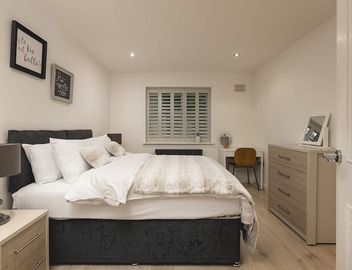 'Just 20 mins from Buckingham Palace + Free Parking Space! " 3