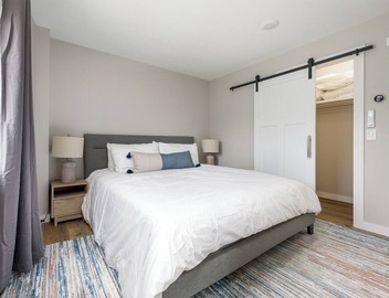Large Apt | Downtown | AC | Beach | Shops | Walk | 2