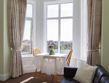 Studio with a view over Dublin, walking distance to city & Dublin Zoo 10 min 5