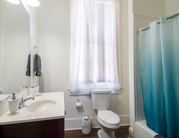 Beautiful 3bedroom house, walk to St. Charles Ave and G. District,. 4