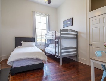 Beautiful 3bedroom house, walk to St. Charles Ave and G. District,. 3
