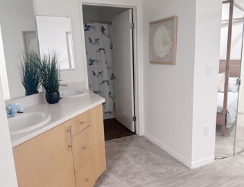 Sunny 2 Bedroom with a Water View 4