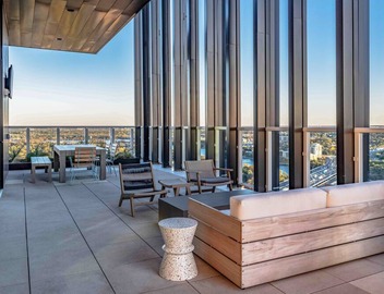 32nd-floor Rainey St condo with stunning lakeview balcony, rooftop pool & gym 2