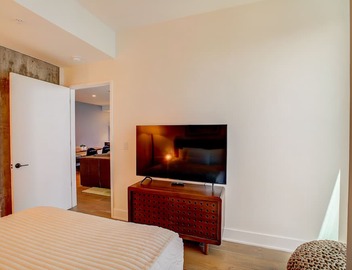 Penthouse with river view balcony, rooftop pool & prime location, dog-friendly 5
