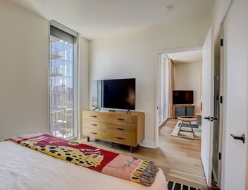 Penthouse with river view balcony, rooftop pool & prime location, dog-friendly 3