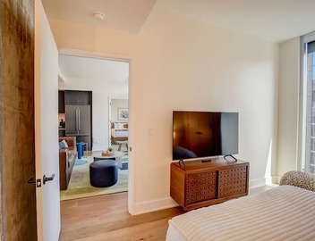 Penthouse with river view balcony, rooftop pool & prime location, dog-friendly 2