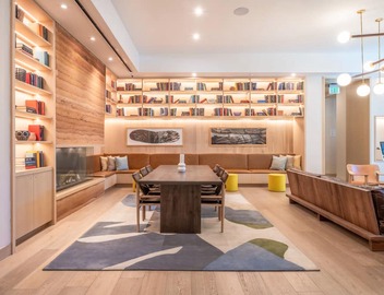 Penthouse with river view balcony, rooftop pool & prime location, dog-friendly 3