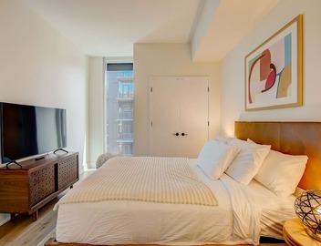 Penthouse with river view balcony, rooftop pool & prime location, dog-friendly 2