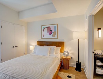 Penthouse with river view balcony, rooftop pool & prime location, dog-friendly 4