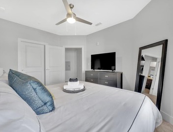 LUX KING+QUEEN beds*NoDa/Uptown*walk to dine & ent 3