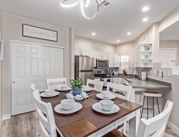 Desert retreat, 3 pools, free parking, PAC MAN, Pickleball, Basketball, Internet 2