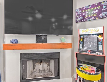 Desert retreat, 3 pools, free parking, PAC MAN, Pickleball, Basketball, Internet 5