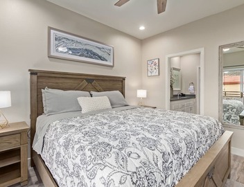 Desert retreat, 3 pools, free parking, PAC MAN, Pickleball, Basketball, Internet 3