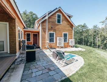 Waterfront Couples Retreat w/Porch, Private Patio, Freeport, Near LL Bean 4
