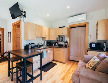 Waterfront Couples Retreat w/Porch, Private Patio, Freeport, Near LL Bean 3