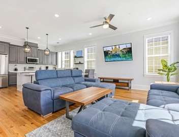 15% OFF Monthly | 10% OFF Weekly-Hosteeva Spacious 5BR Urban Retreat w Balcony & Pool 5