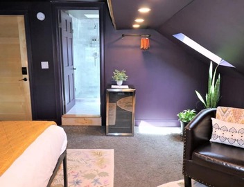 Inn at Parkspring 5 - Self Check In - Parking 4