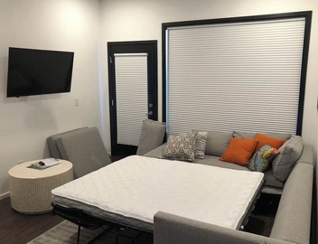Walk to the Gulch! Heated Pool! Free Parking! Sleeps 6! Walk to Murals! 5