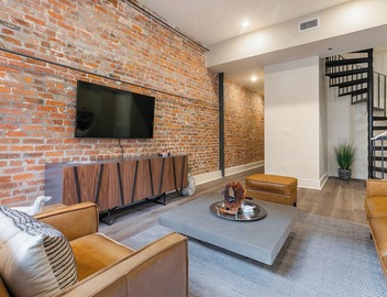 DOUBLE UP ✌🏽Enjoy 2 Levels of Accommodations in the Heart of DOWNTOWN Balconies on Each Level! 4
