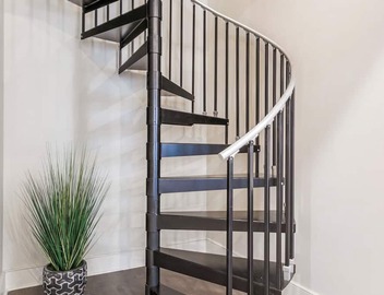 DOUBLE UP ✌🏽Enjoy 2 Levels of Accommodations in the Heart of DOWNTOWN Balconies on Each Level! 4